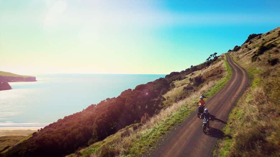 Akaroa: Lonely Beach Trail by E-Scooter. selfguided day out - The crater rim start: the view that sets the tone