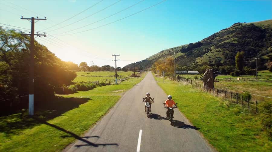 Akaroa: Lonely Beach Trail by E-Scooter. selfguided day out - Food and the picnic set: easy lunch with less stress