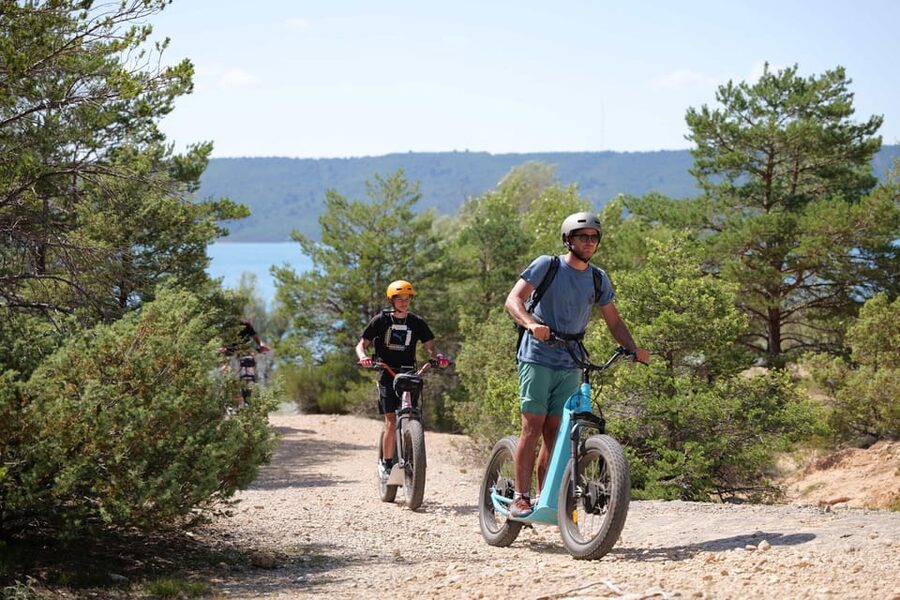 Around the Lake of Verdon : Guided electric scooter rides - Beaches and wild coves: where the ride turns scenic