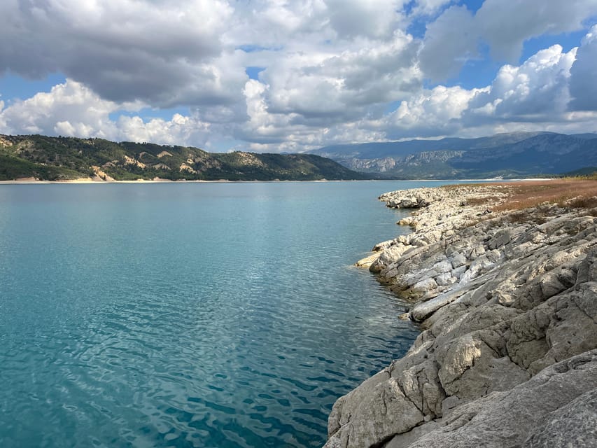 Around the Lake of Verdon : Guided electric scooter rides - Following the guide along Lake Sainte-Croix’s edge