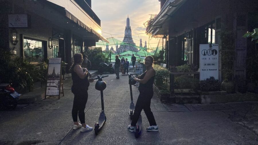 Bangkok: City Highlights Electric Scooter Tour - Things to Watch Out For on an E-Scooter Day