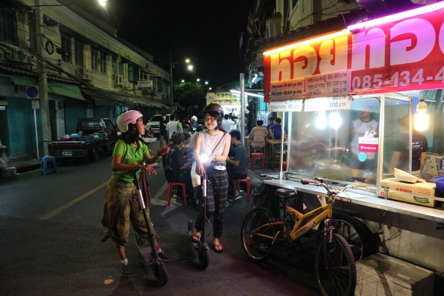 Bangkok: E-Scooter Night Tour with Local Street Food - Wat Arun and the early night photo trail