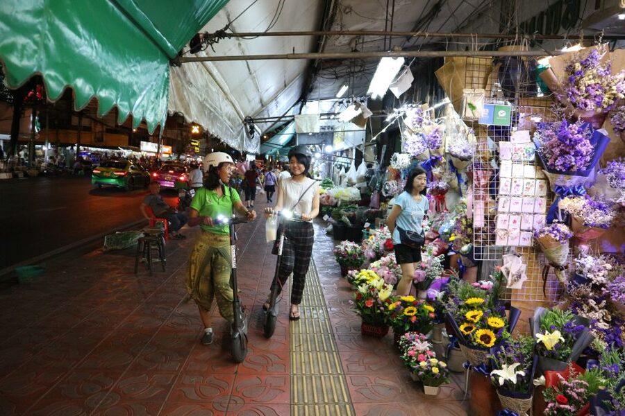 Bangkok: E-Scooter Night Tour with Local Street Food - Crossing the river and passing Wat Pho like a pro