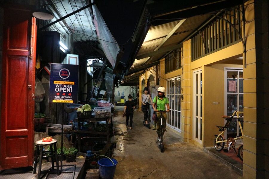 Bangkok: E-Scooter Night Tour with Local Street Food - Pak Khlong Talat, the 24-hour flower market smell-test