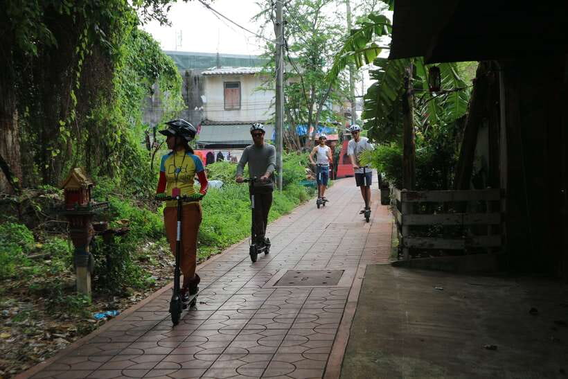 Bangkok: Riverside E-Scooter Adventure with StreetFood Snack - Crossing to Chinatown: Chinese roots behind Thai street food