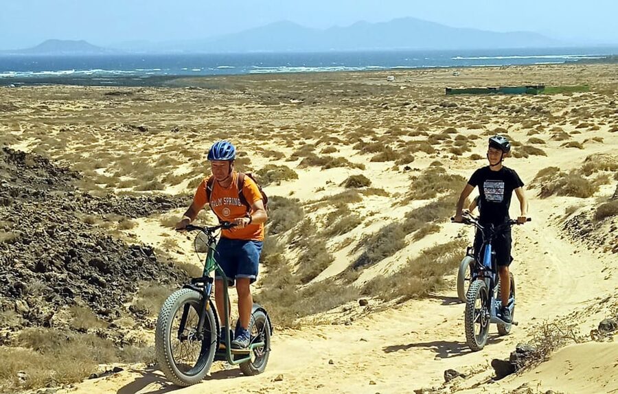 Corralejo: Off Road Adventure on E-scooter - Lanzarote and Lobos in the background: why this return view is worth it