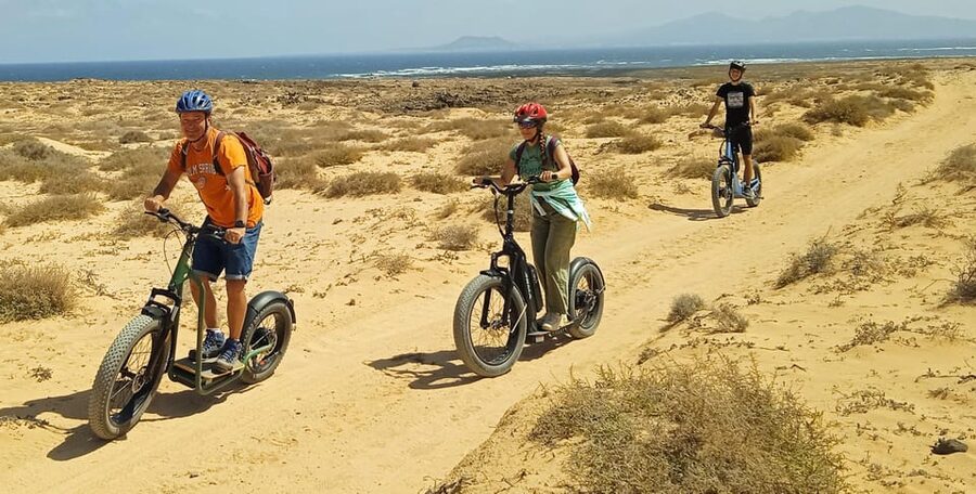 Corralejo: Off Road Adventure on E-scooter - Majanicho lagoon and a small beach break