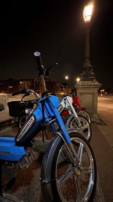 Guided tour of Paris on an electric Peugeot 103 moped - Champs-Élysées to Arc de Triomphe: a classic start with real speed