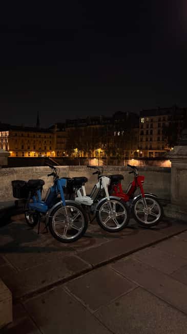 Guided tour of Paris on an electric Peugeot 103 moped - Grand Palais and Pont Alexandre III: the angles are the point