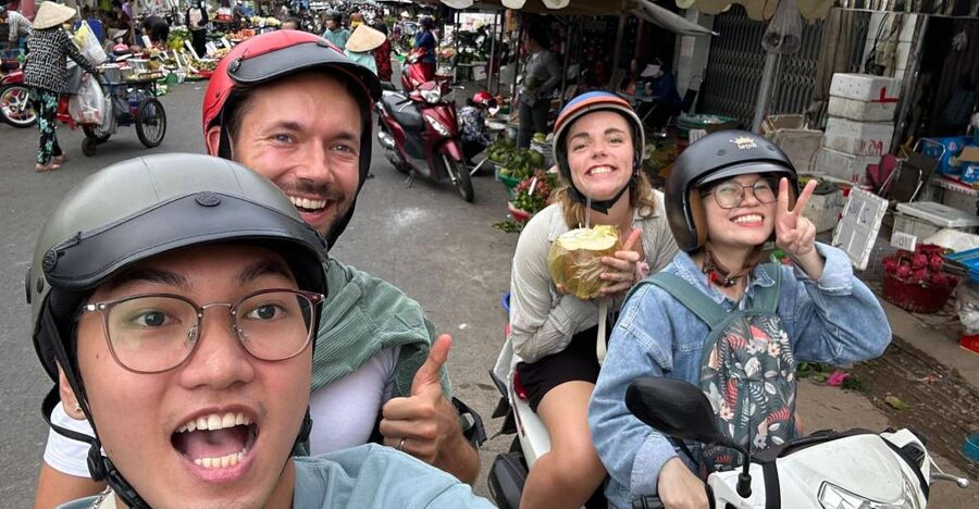 HCM City: Sightseeing Tour with Coffee and Fruit by Scooter - Chinatown’s oldest temple in District 5: religions explained through place