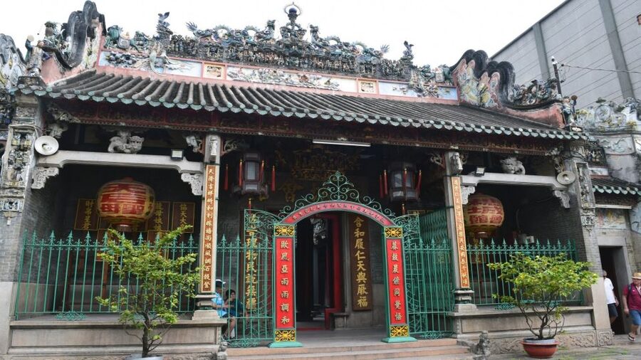 Ho Chi Minh: Historical City Scooter Tour - Chinatown and the 300-Year-Old Thiên Hậu Temple
