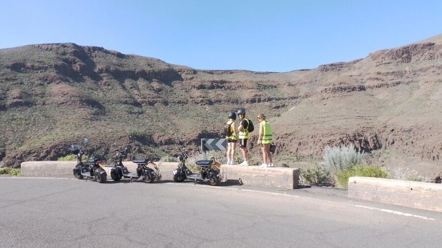 Maspalomas: E-Scooter or E-Bike Tour+Western Town Sioux City - Sioux City Western Park: entrance plus the main street and saloon shows