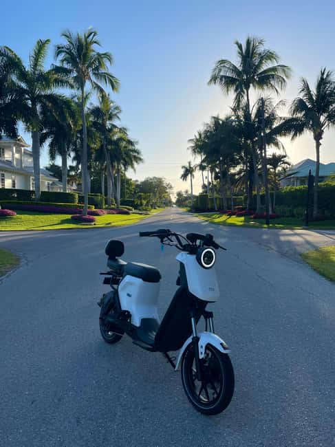 Naples Florida: Downtown Electric Moped Tour - 5th Avenue South: historic-meets-modern shopping and dining